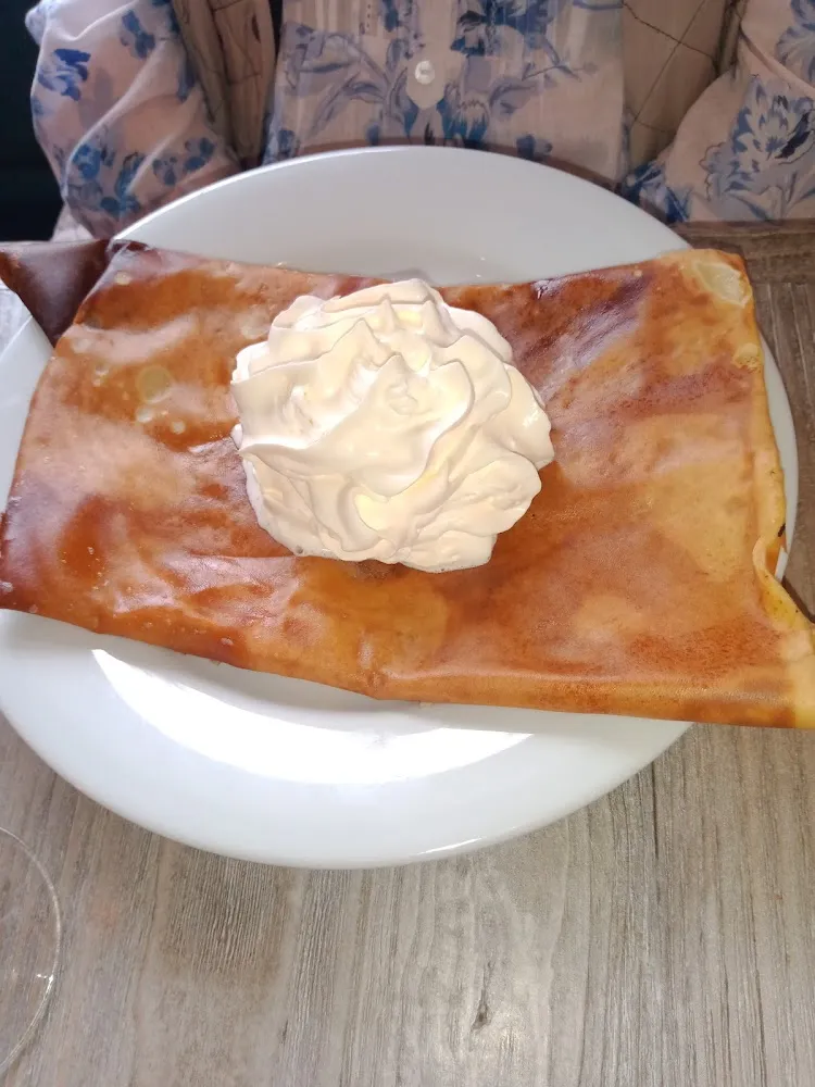 Crêpe Aux Pommes Caramélisées Chantilly